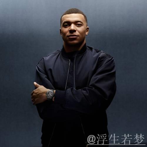 姆巴佩社交媒体展示宇舶表拍摄宣传照：蓝色腕表搭配粉色上衣