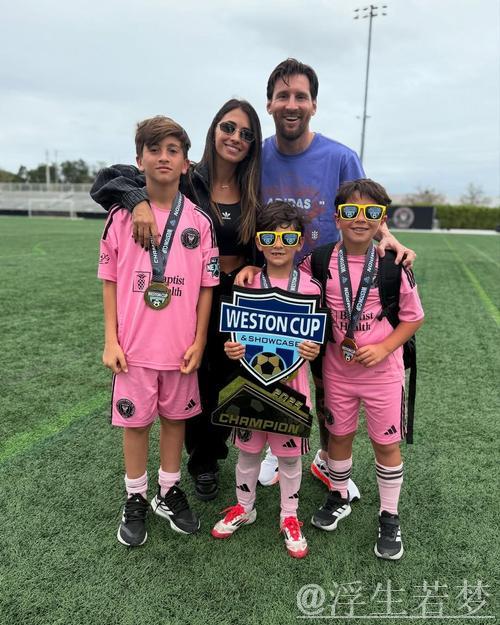 梅西夺冠感人瞬间:送别好友+动情致敬 家人携奖杯温馨合影 梅西夺冠感人瞬间:送别好友+动情致敬 家人携奖杯温馨合影